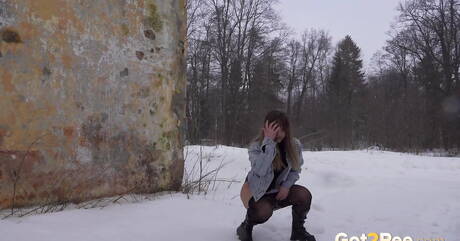 Got 2 Pee offers a free xxx photo gallery with Veronica in pissing fantasy